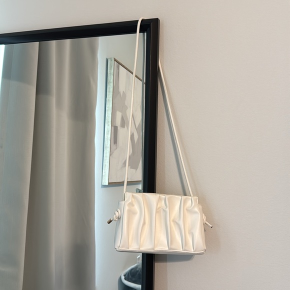 Elegant White Shoulder Bag - Picture 6 of 6